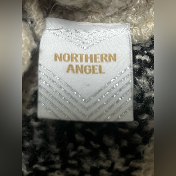 L/XL Soft, poncho style sweater. Northern Angel - Picture 3 of 4